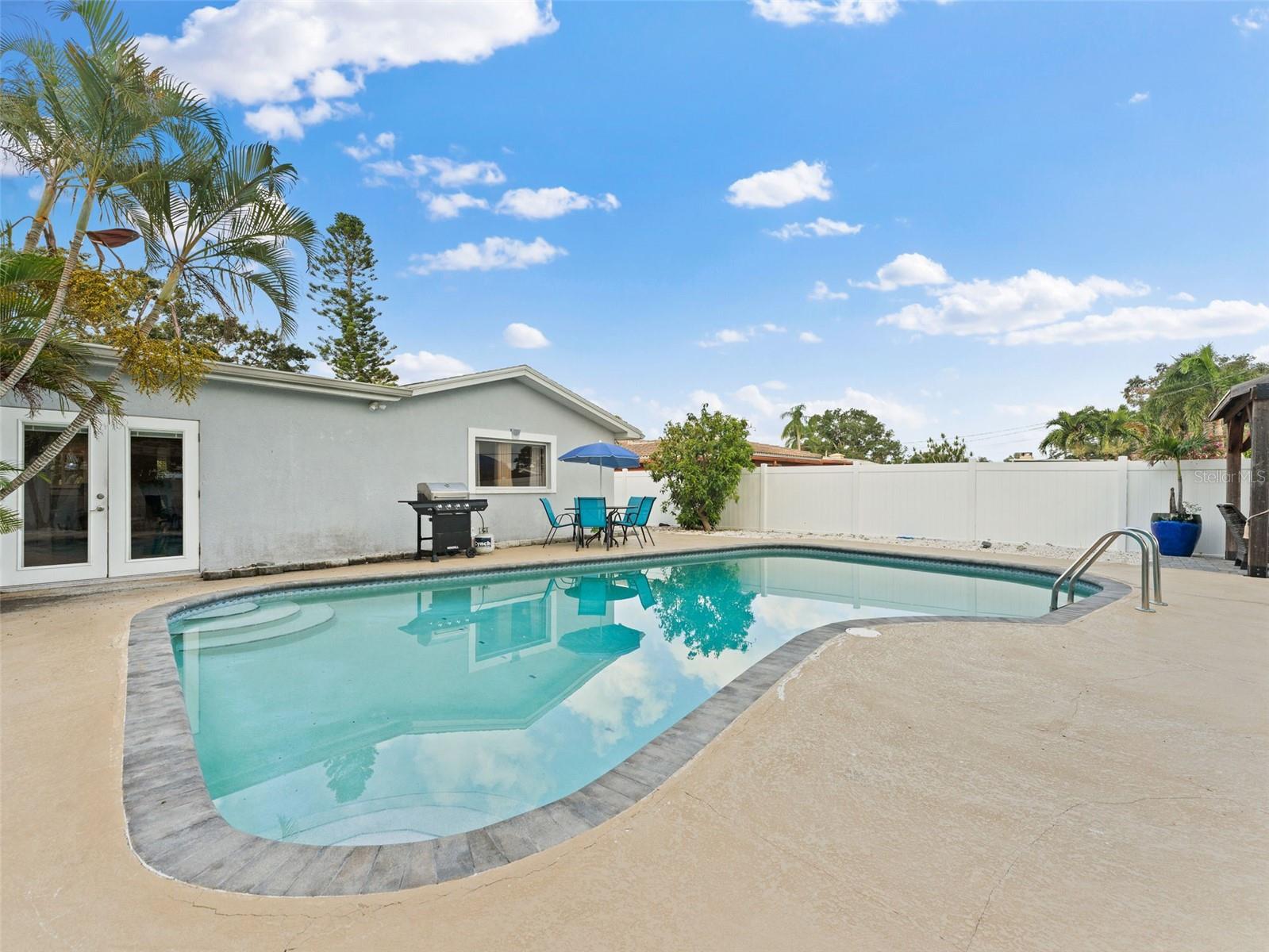 Listing photo id 42 for 13189 87th Avenue