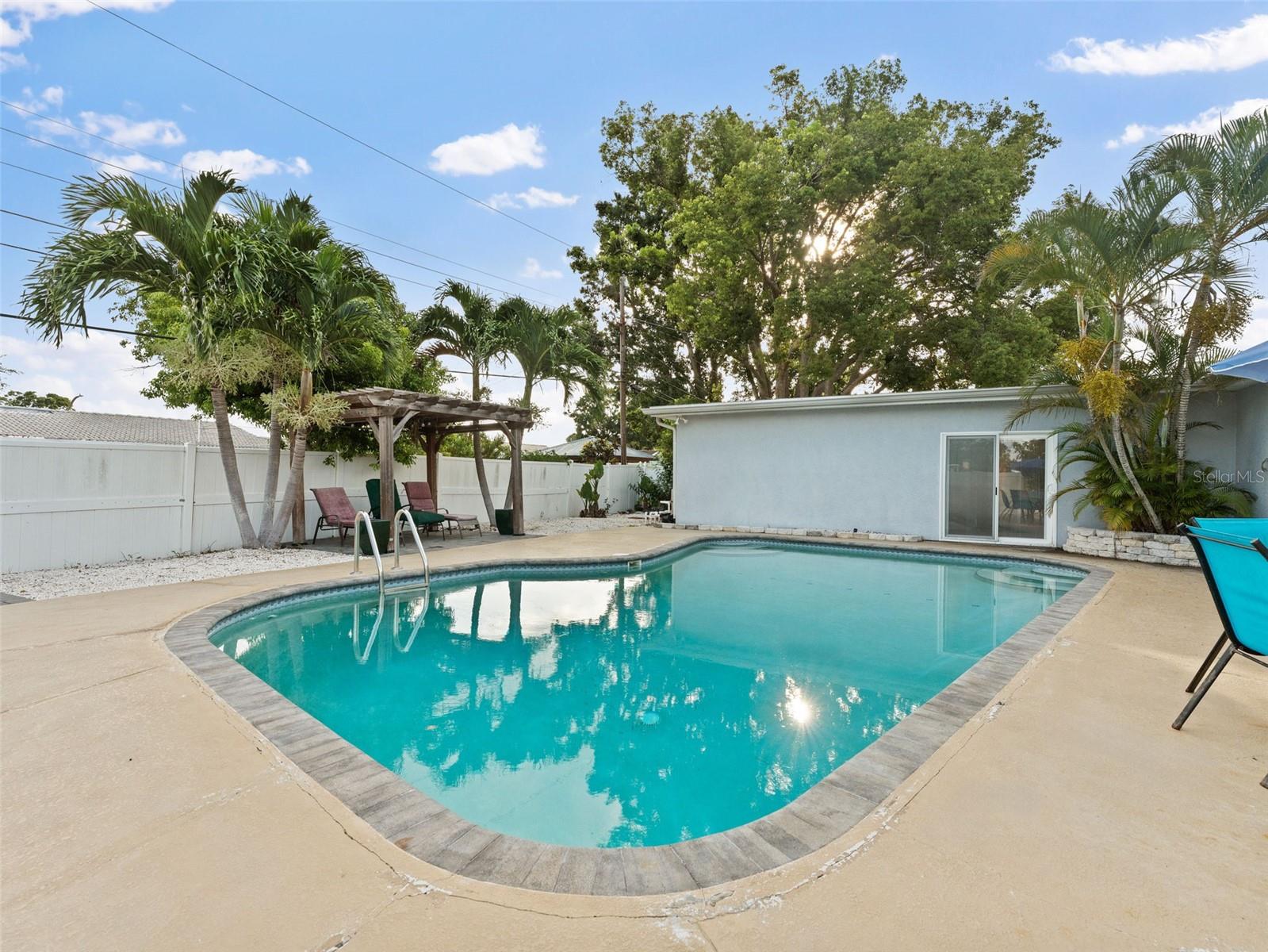 Listing photo id 43 for 13189 87th Avenue