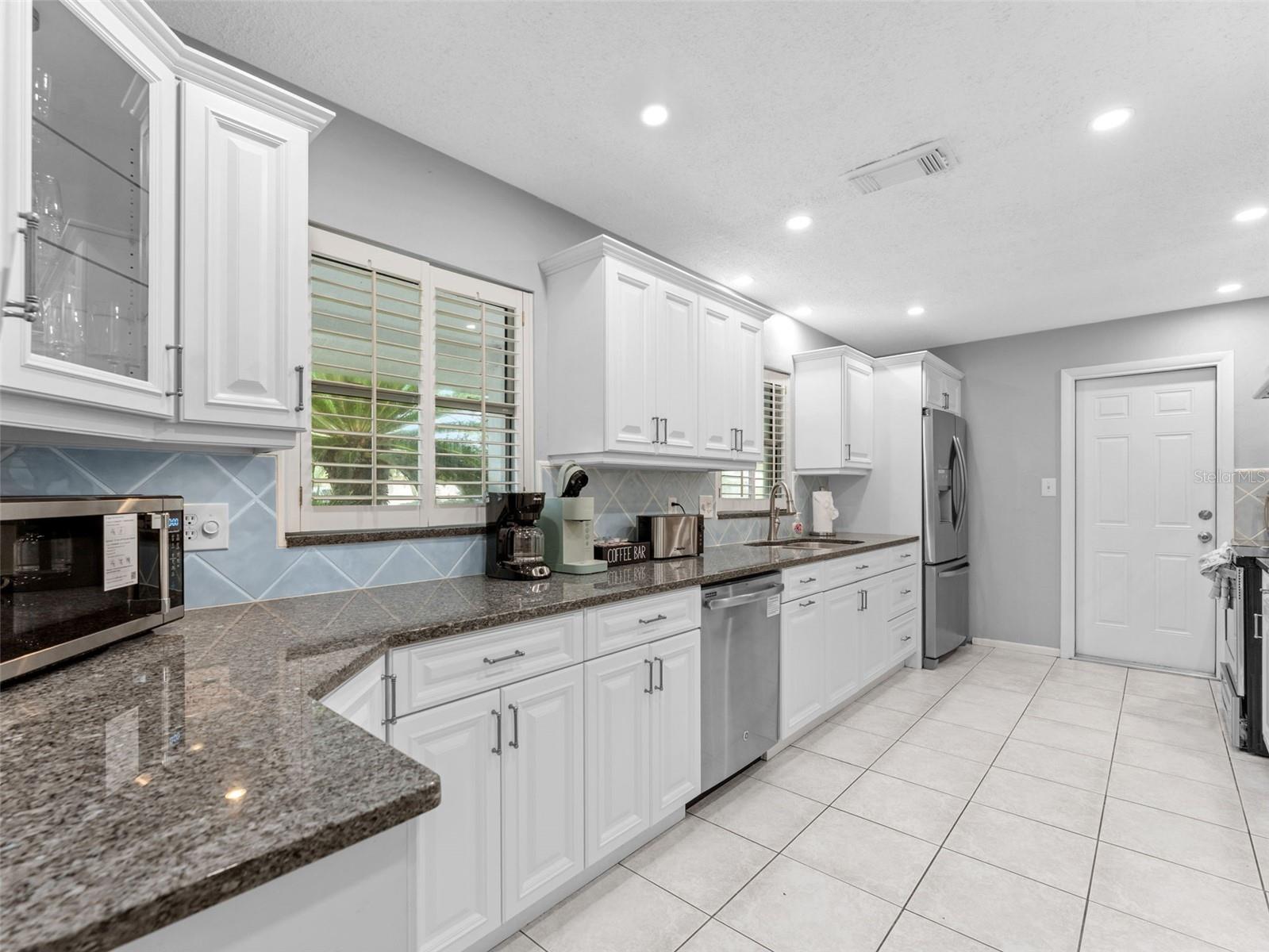 Listing photo id 3 for 13189 87th Avenue