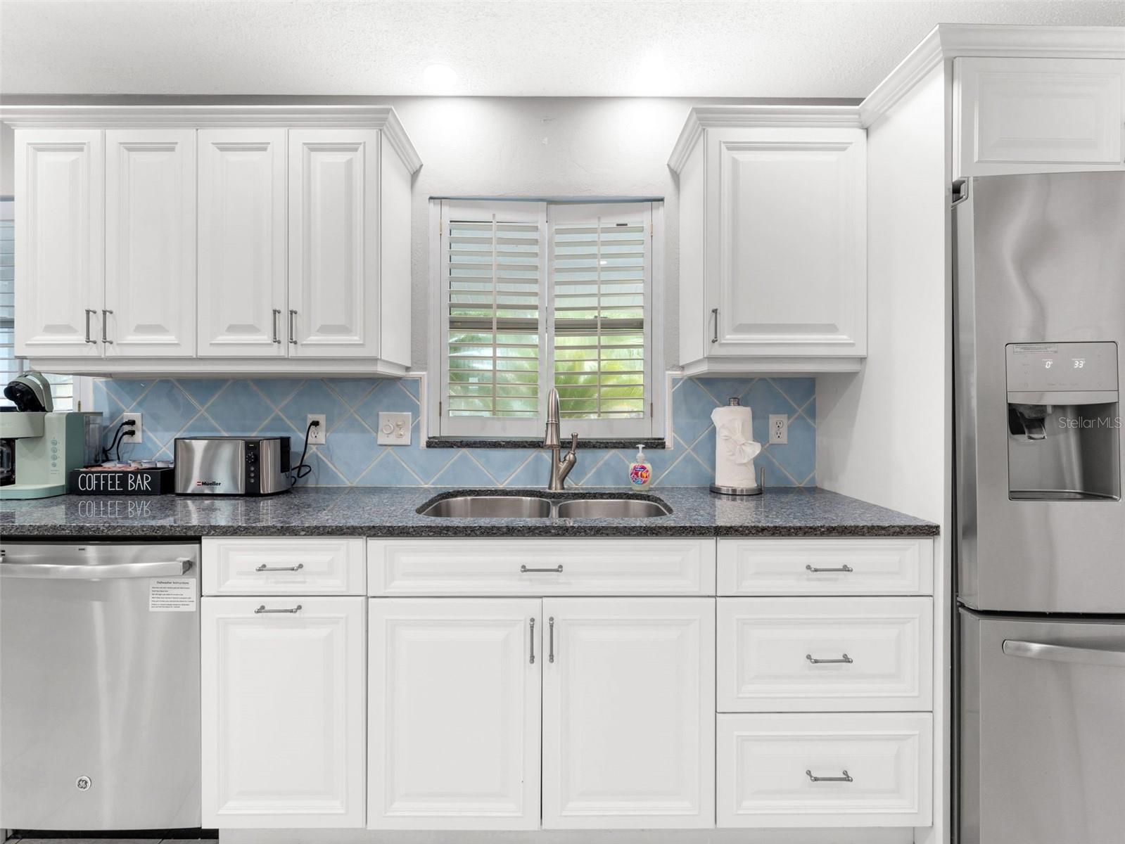 Listing photo id 5 for 13189 87th Avenue