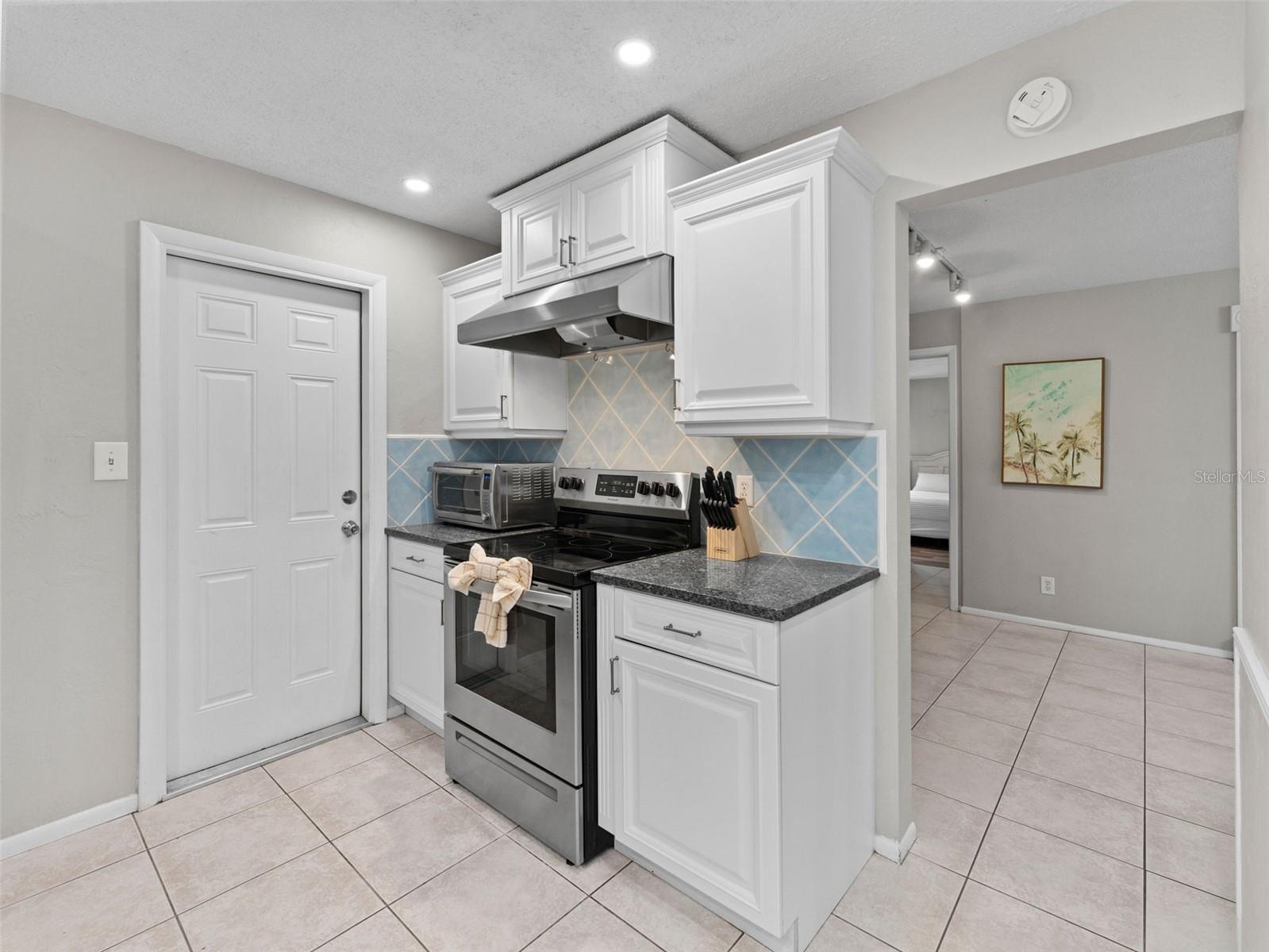 Listing photo id 6 for 13189 87th Avenue