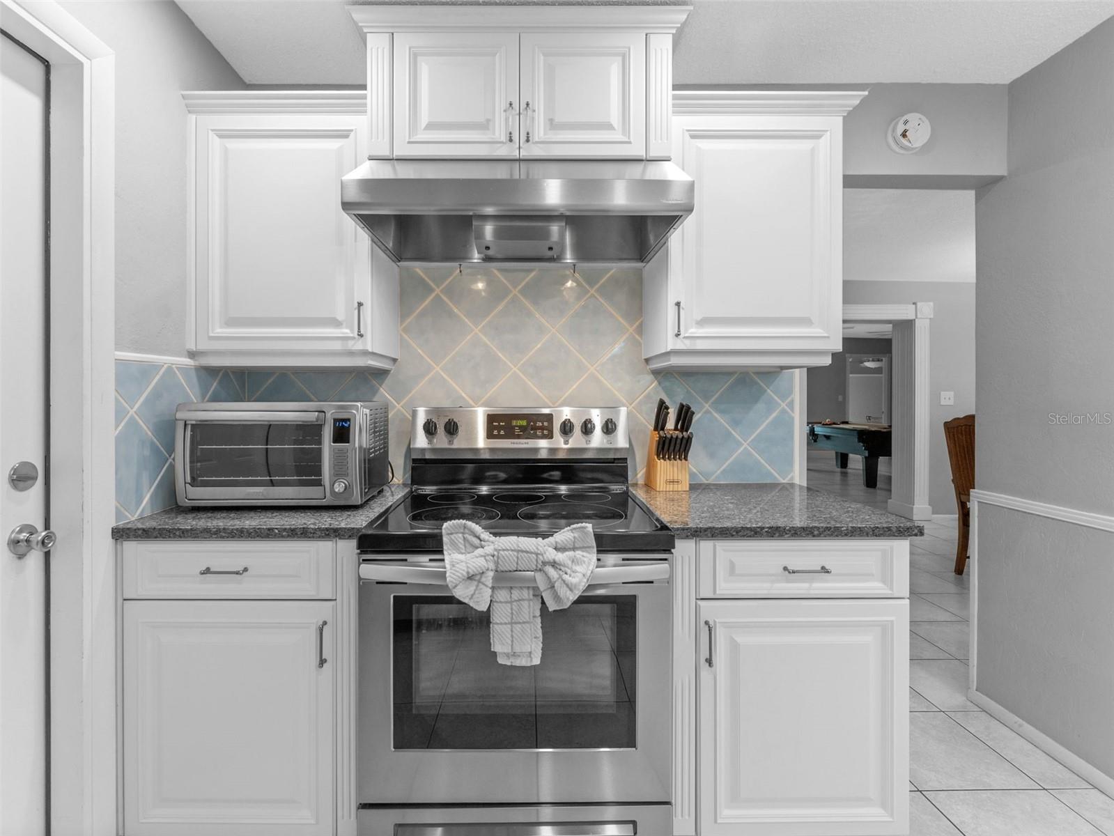 Listing photo id 7 for 13189 87th Avenue