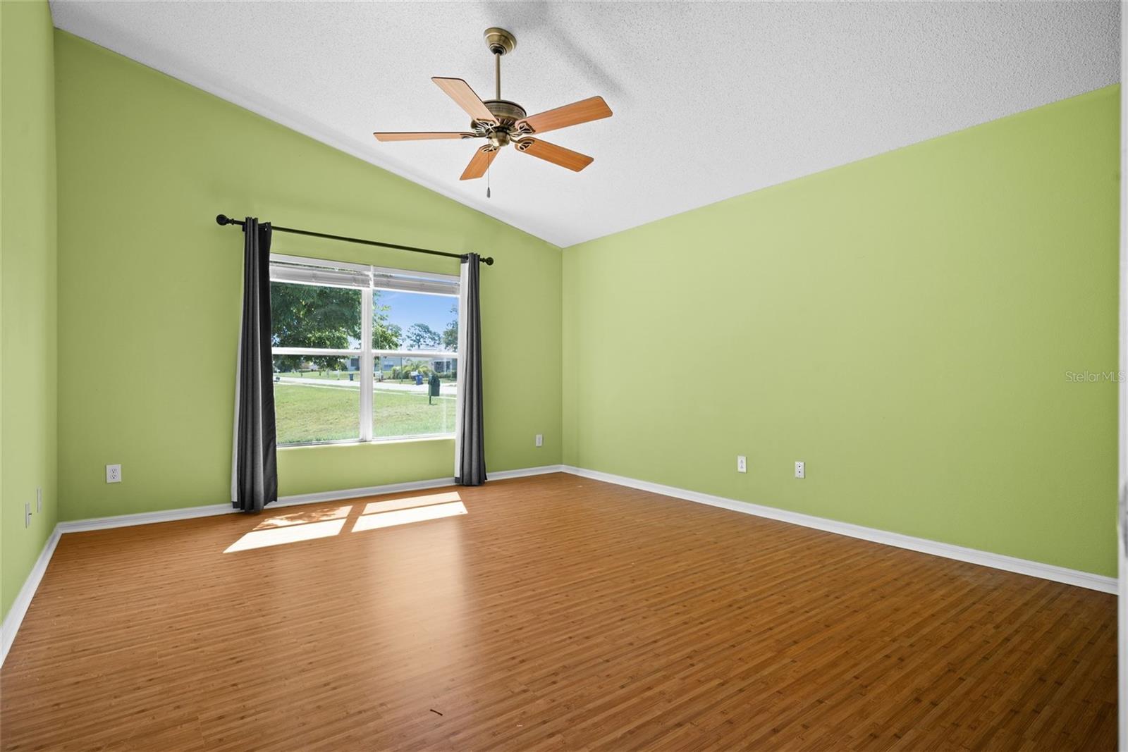 Listing photo id 10 for 2926 Walnut Grove Court