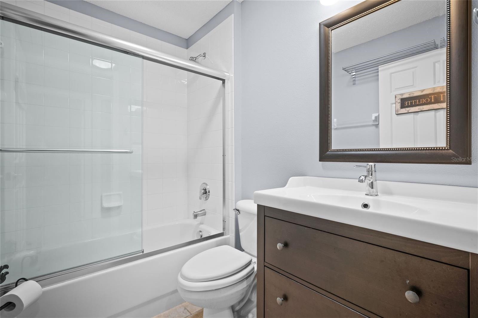 Listing photo id 13 for 2926 Walnut Grove Court