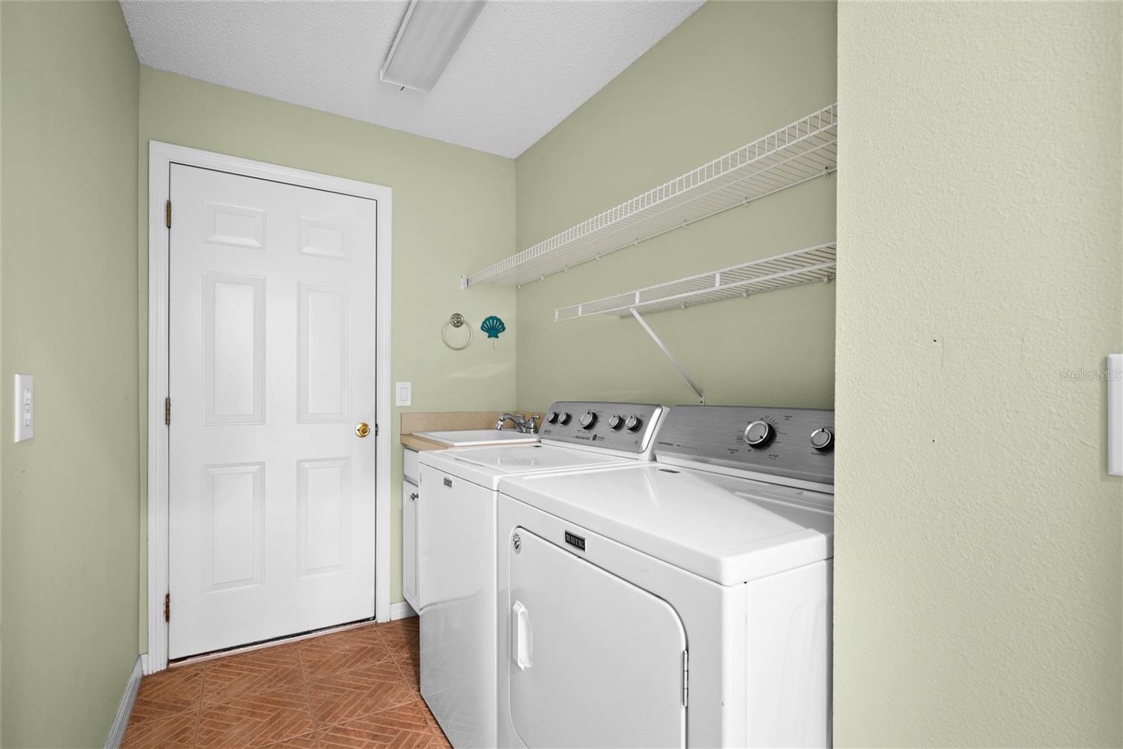 Listing photo id 17 for 2926 Walnut Grove Court