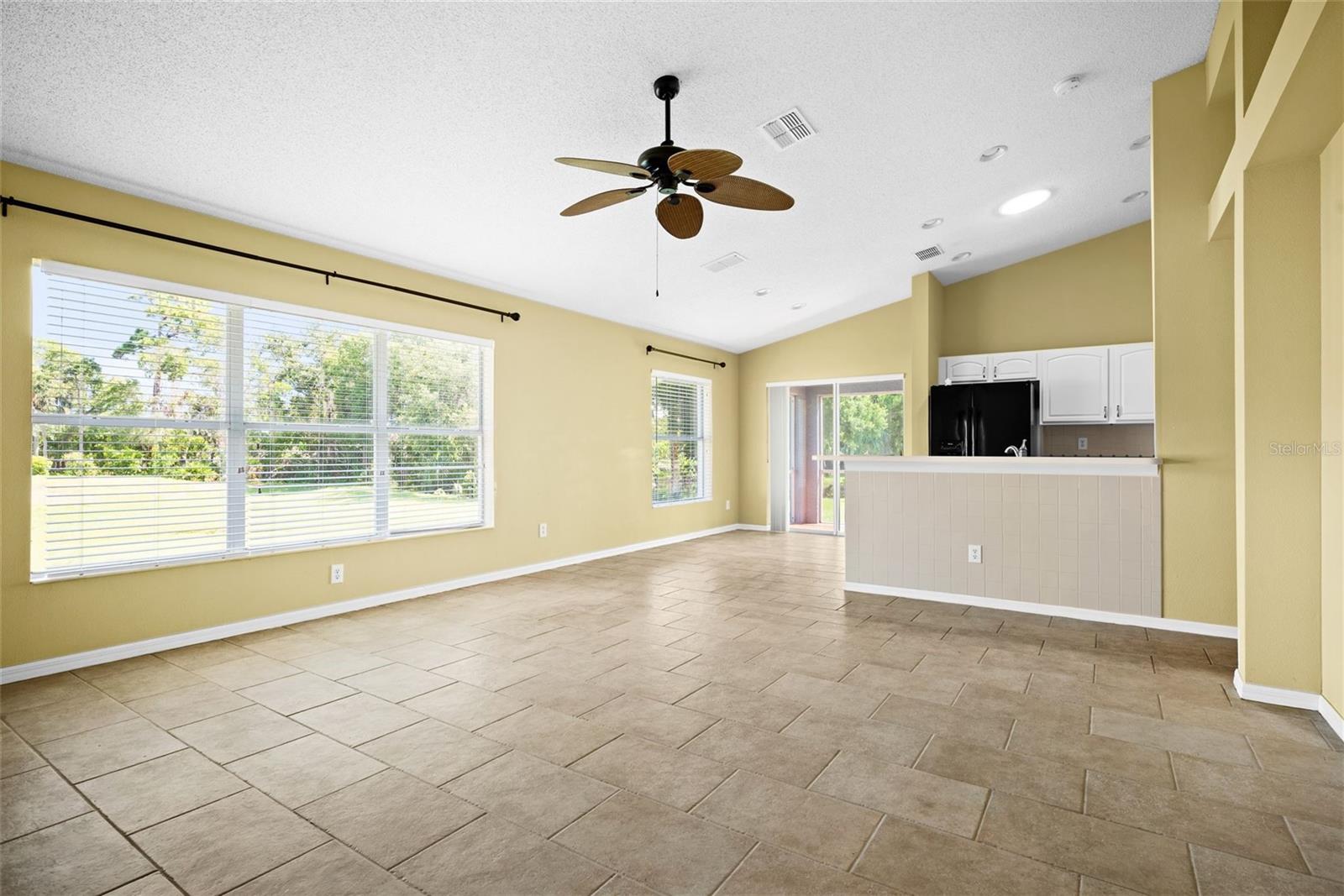 Listing photo id 3 for 2926 Walnut Grove Court