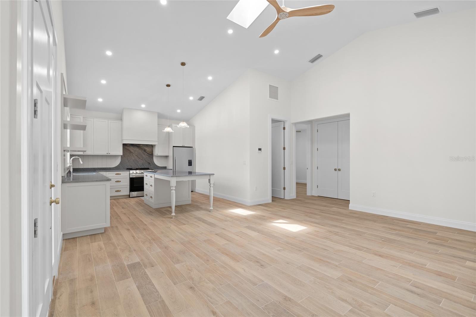 Image 5 of 40 For 1621 31st Avenue N