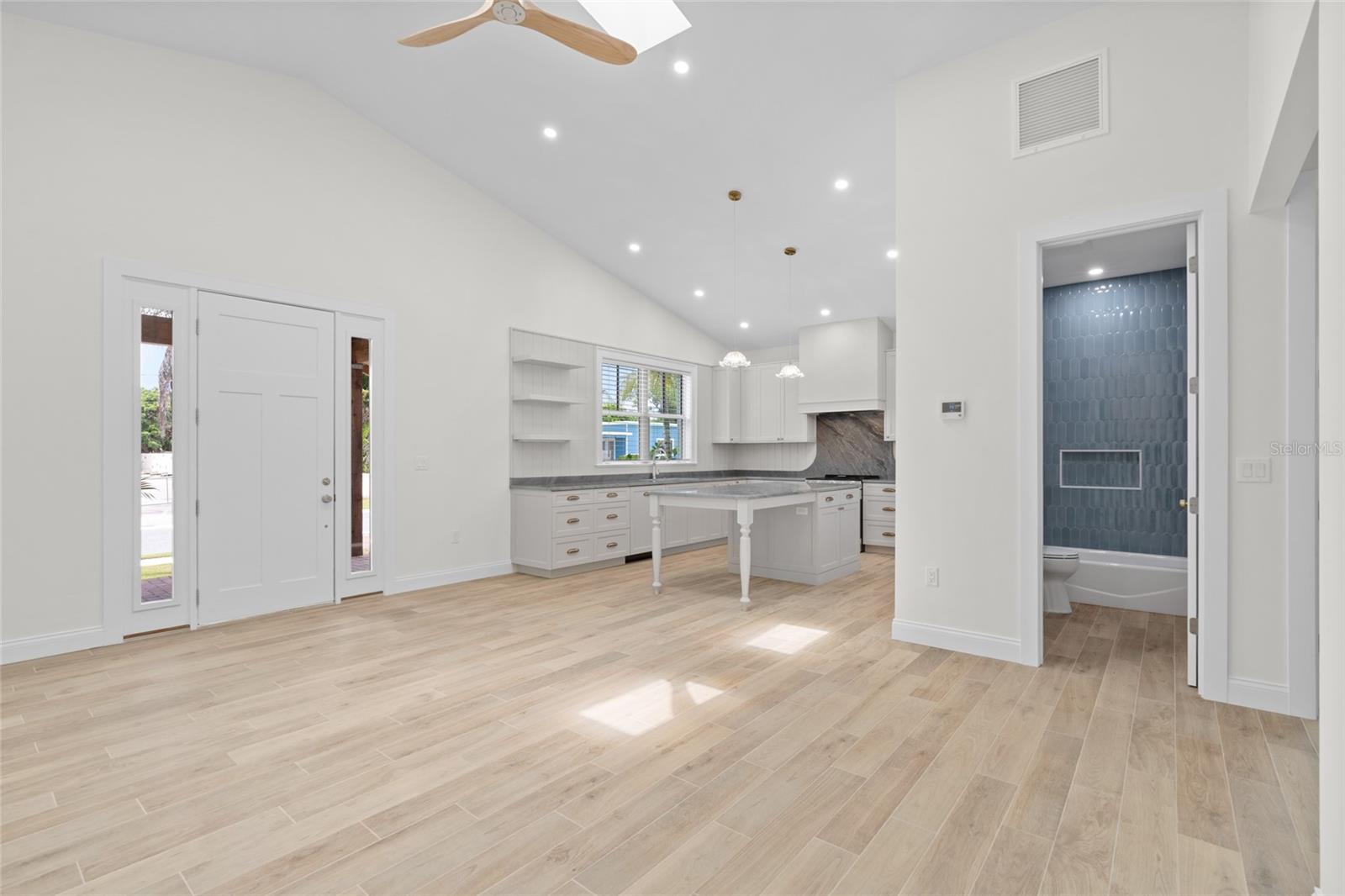 Image 6 of 40 For 1621 31st Avenue N
