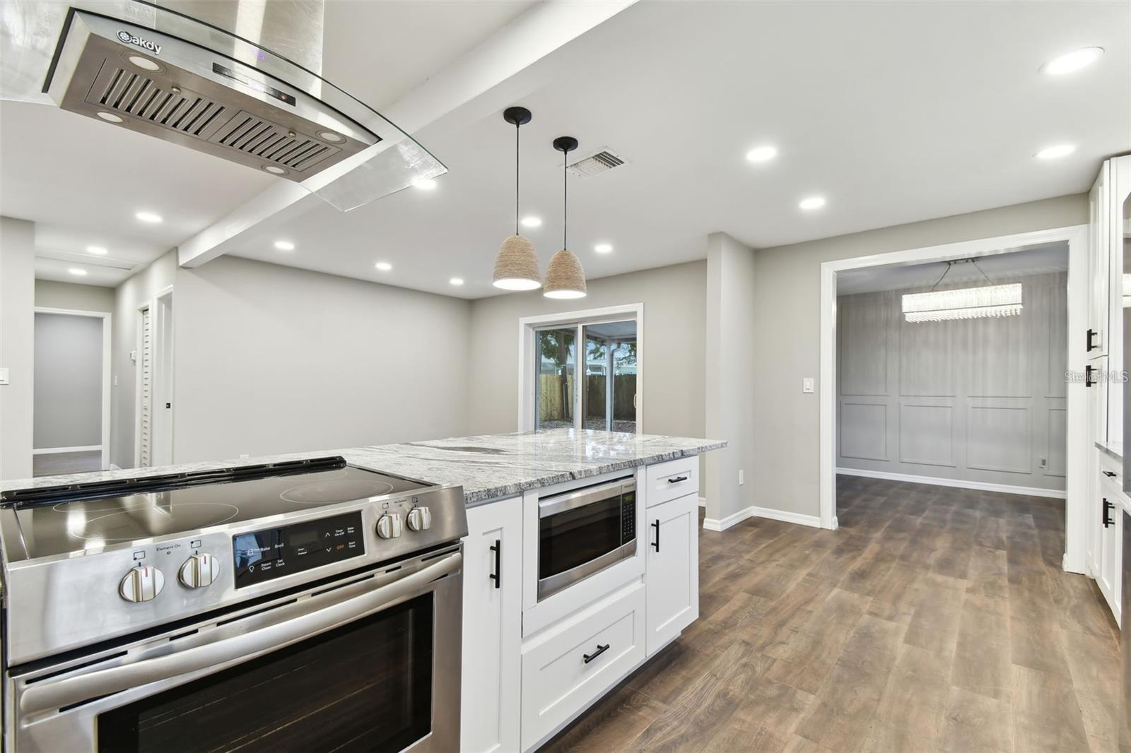 Listing photo id 1 for 7030 19th Way N