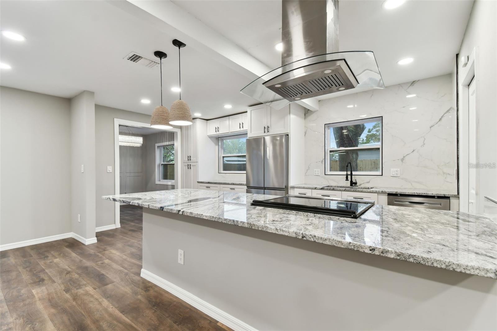 Listing photo id 2 for 7030 19th Way N
