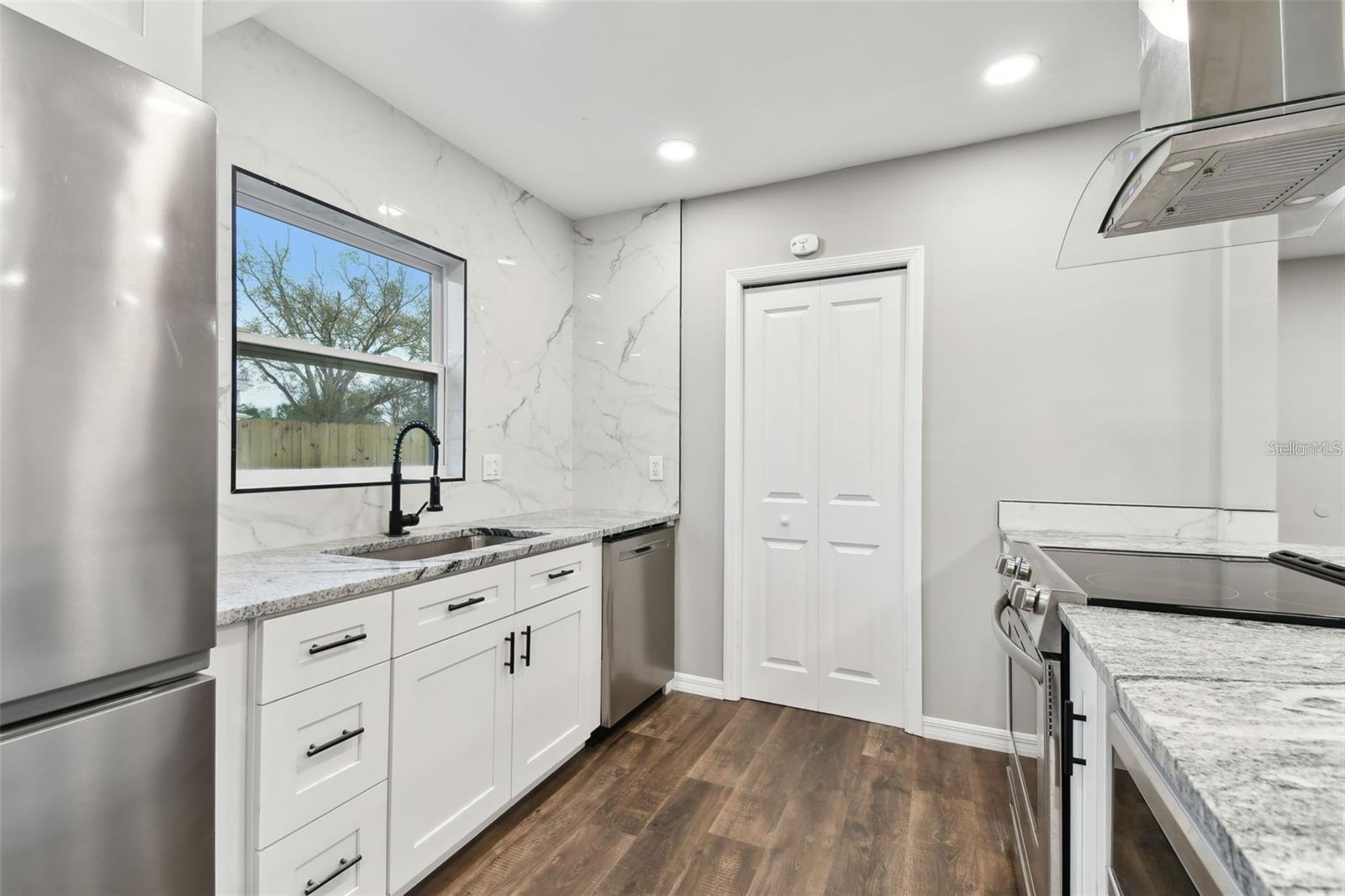 Listing photo id 3 for 7030 19th Way N
