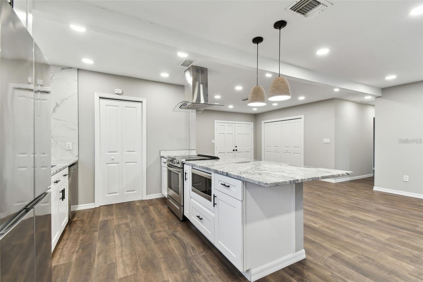 Listing photo id 5 for 7030 19th Way N