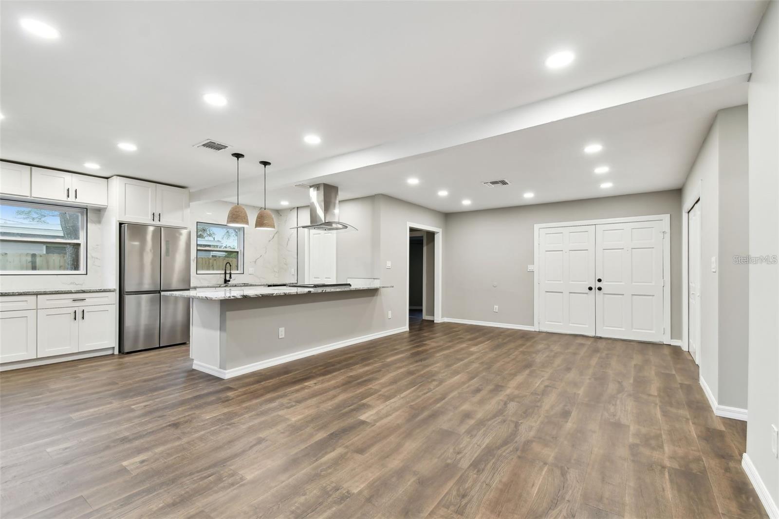Listing photo id 7 for 7030 19th Way N