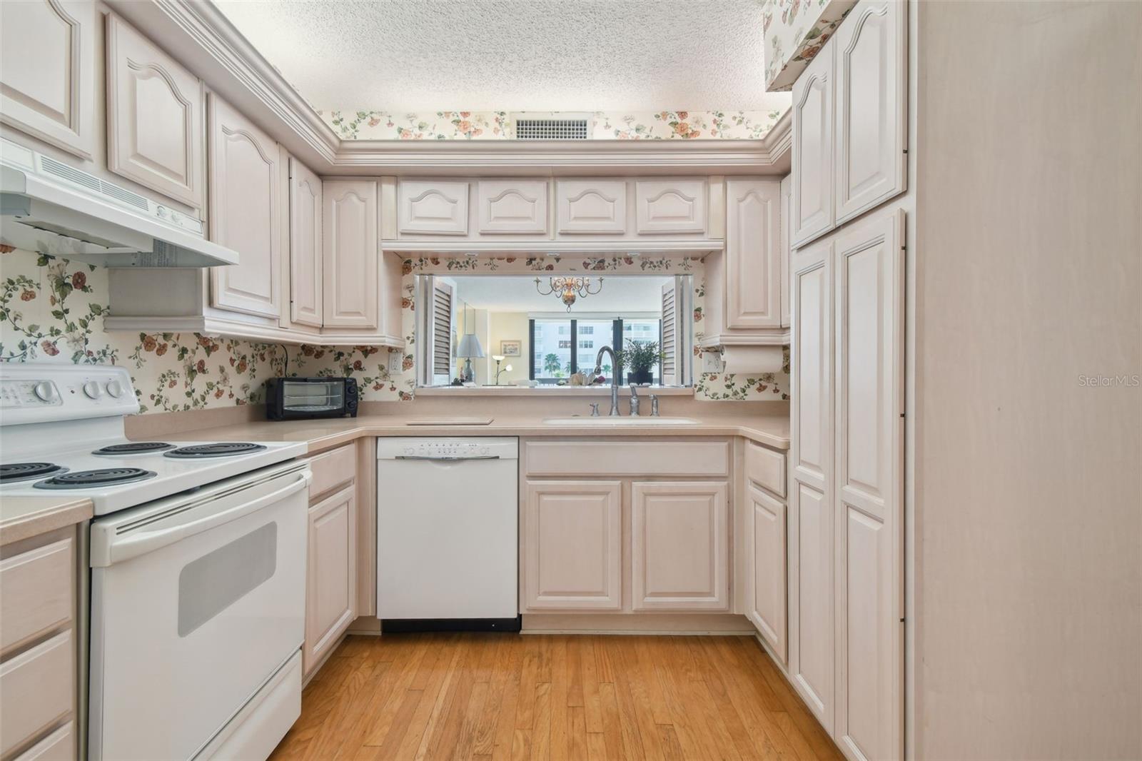 Image 16 of 51 For 2413 Bayshore Boulevard 703