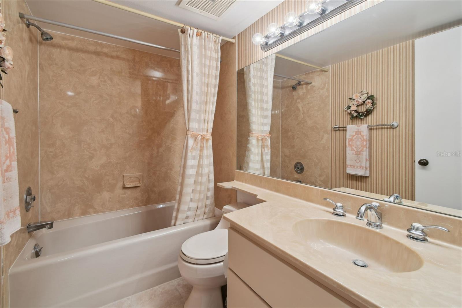 Image 38 of 51 For 2413 Bayshore Boulevard 703