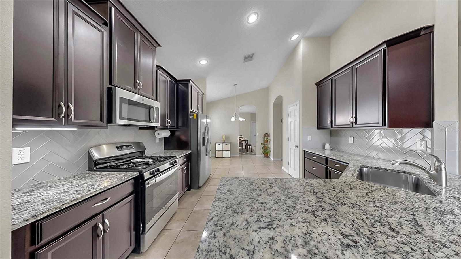 Image 22 of 35 For 17523 Buckingham Garden Drive