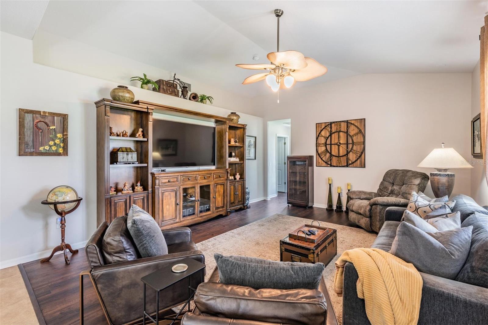 Listing photo id 11 for 1519 Flatwood Court