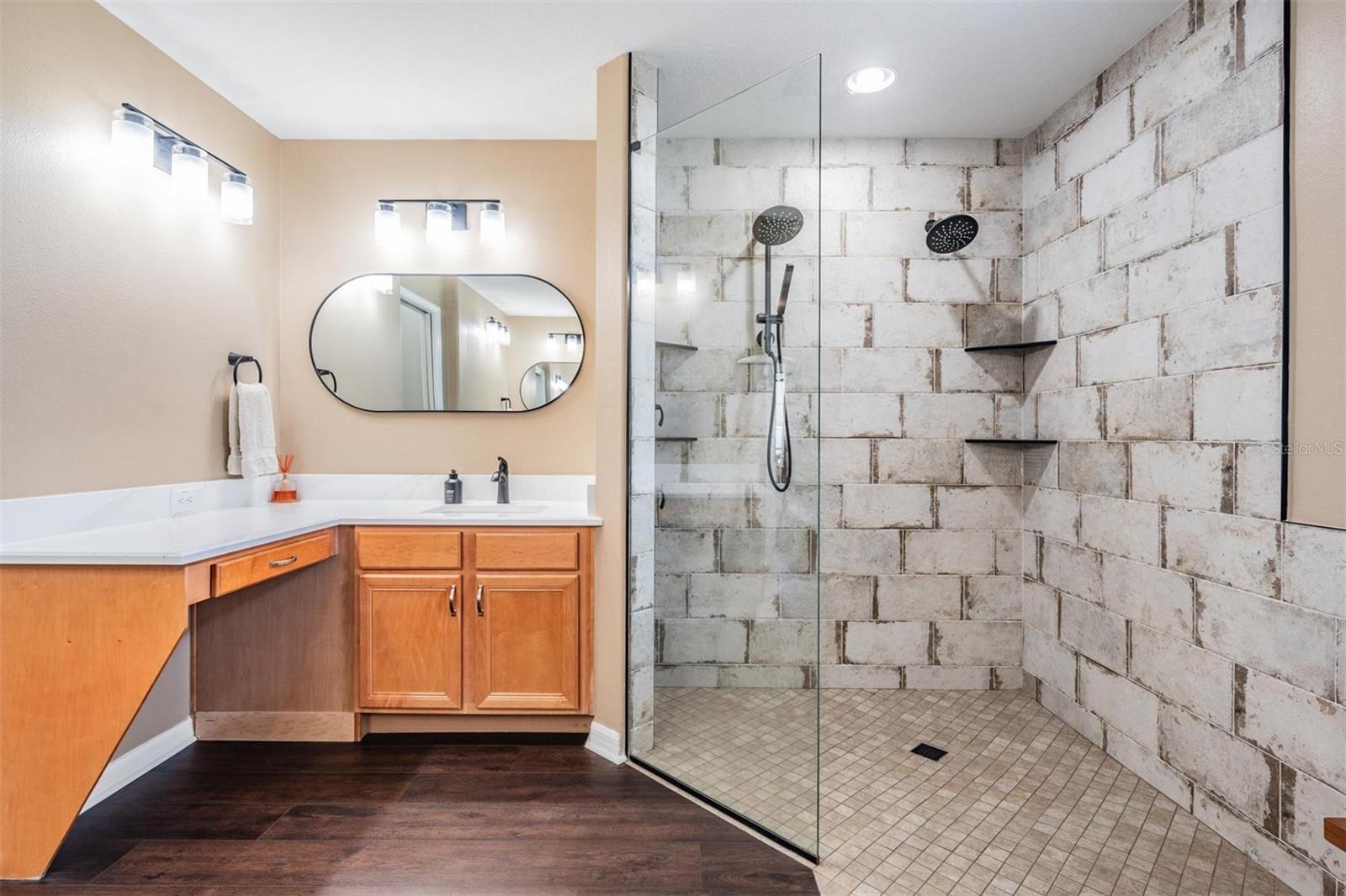 Listing photo id 17 for 1519 Flatwood Court