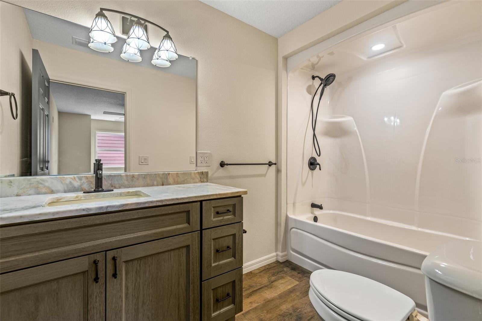 Listing photo id 14 for 5332 Westchase Loop