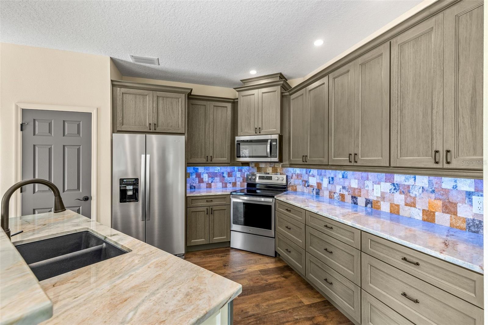 Listing photo id 29 for 5332 Westchase Loop
