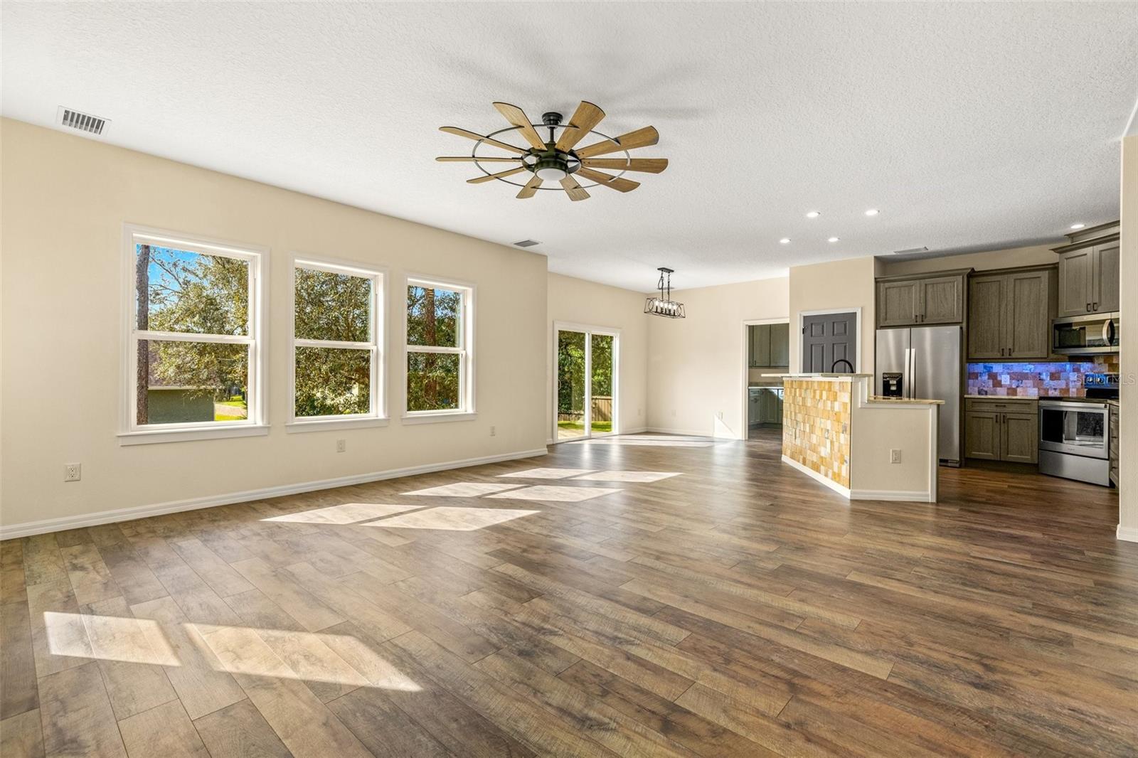 Listing photo id 3 for 5332 Westchase Loop