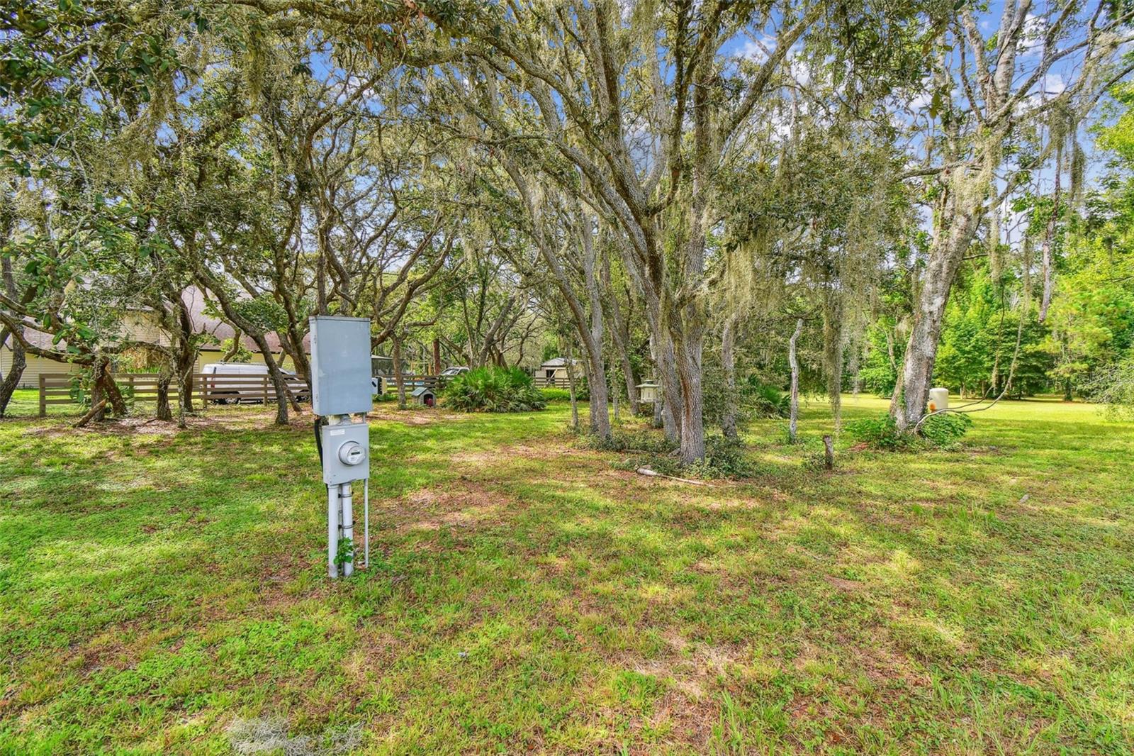 Listing photo id 27 for 2612 Regal Oaks Lane