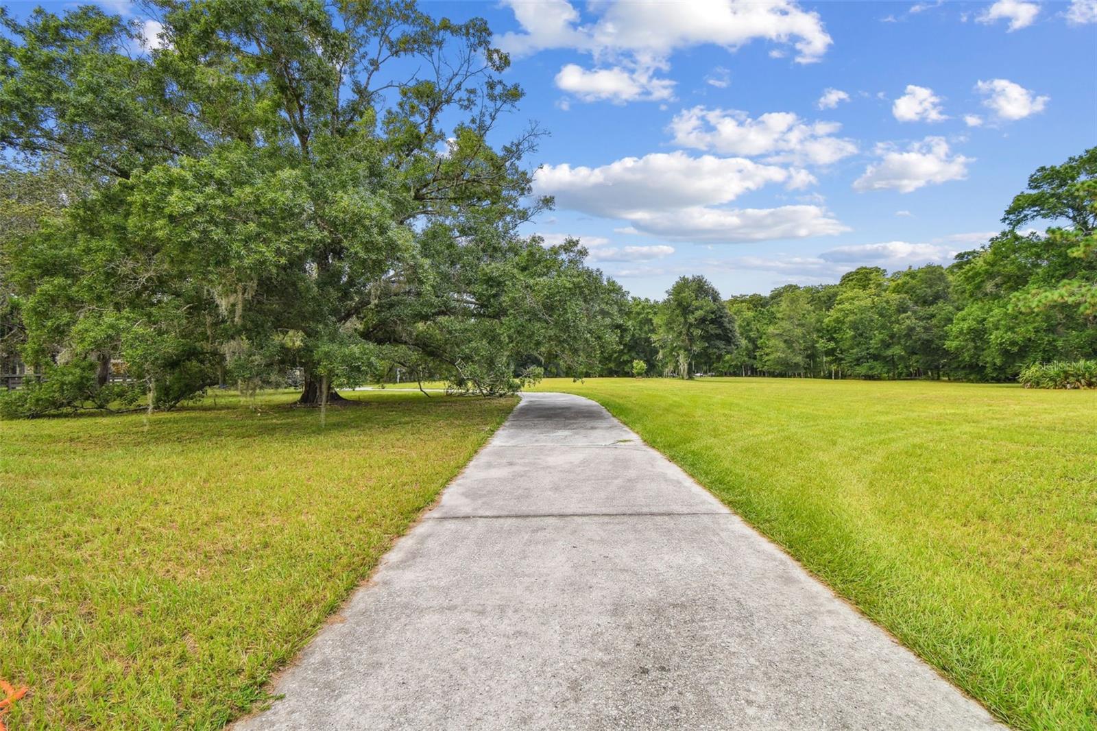 Listing photo id 1 for 2612 Regal Oaks Lane