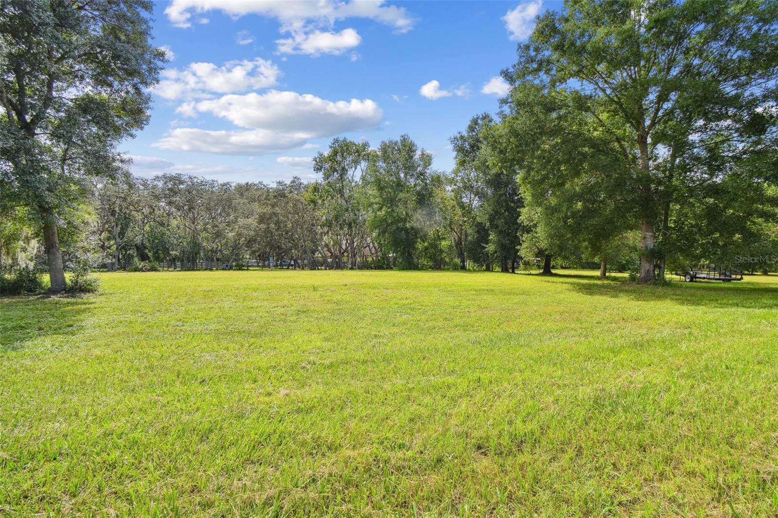 Listing photo id 33 for 2612 Regal Oaks Lane