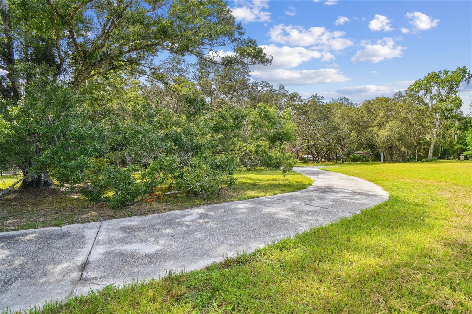 Listing photo id 36 for 2612 Regal Oaks Lane
