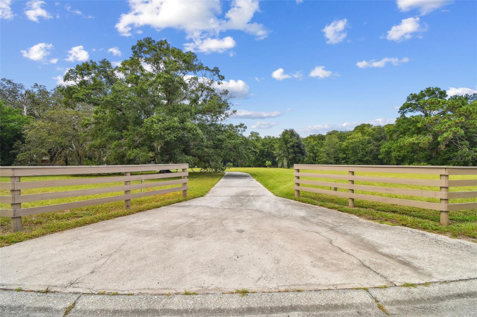 Listing photo id 7 for 2612 Regal Oaks Lane