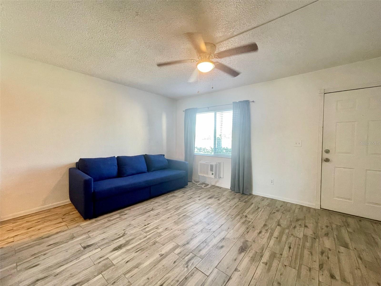 Listing photo id 2 for 4139 Dolphin Drive