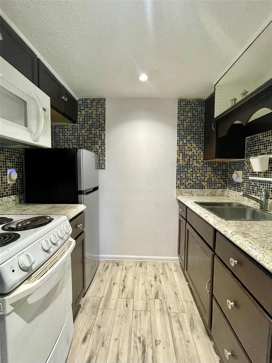 Listing photo id 6 for 4139 Dolphin Drive