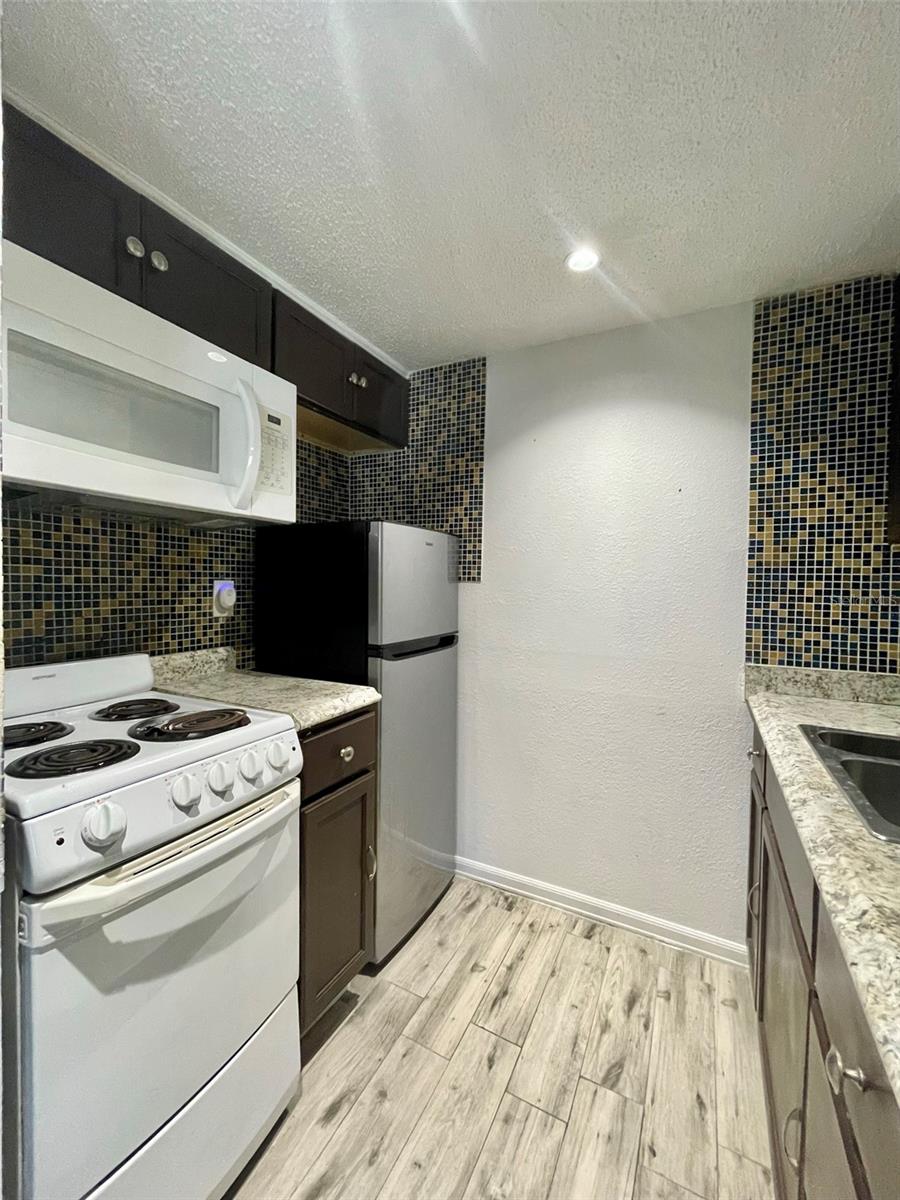 Listing photo id 7 for 4139 Dolphin Drive
