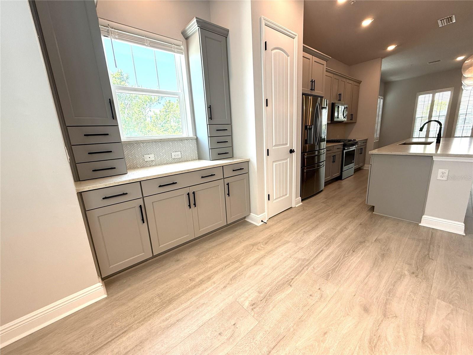 Image 10 of 32 For 813 Burlington Avenue N