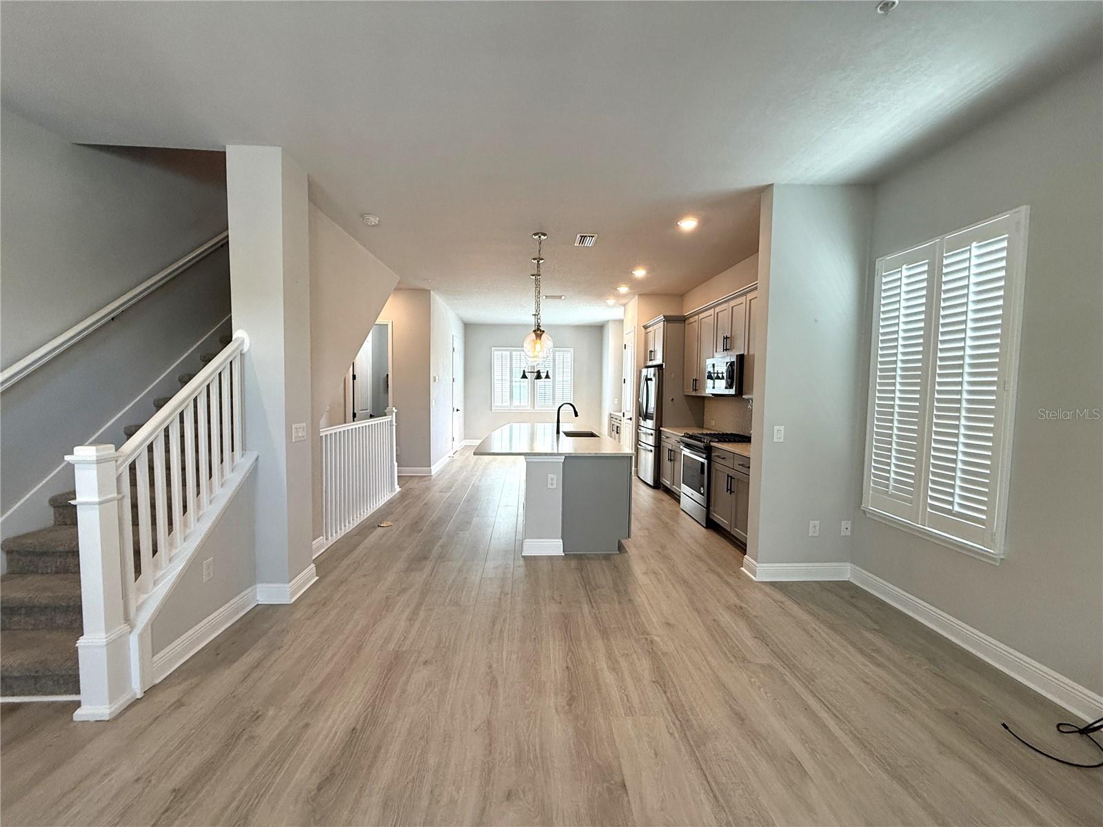 Image 7 of 32 For 813 Burlington Avenue N
