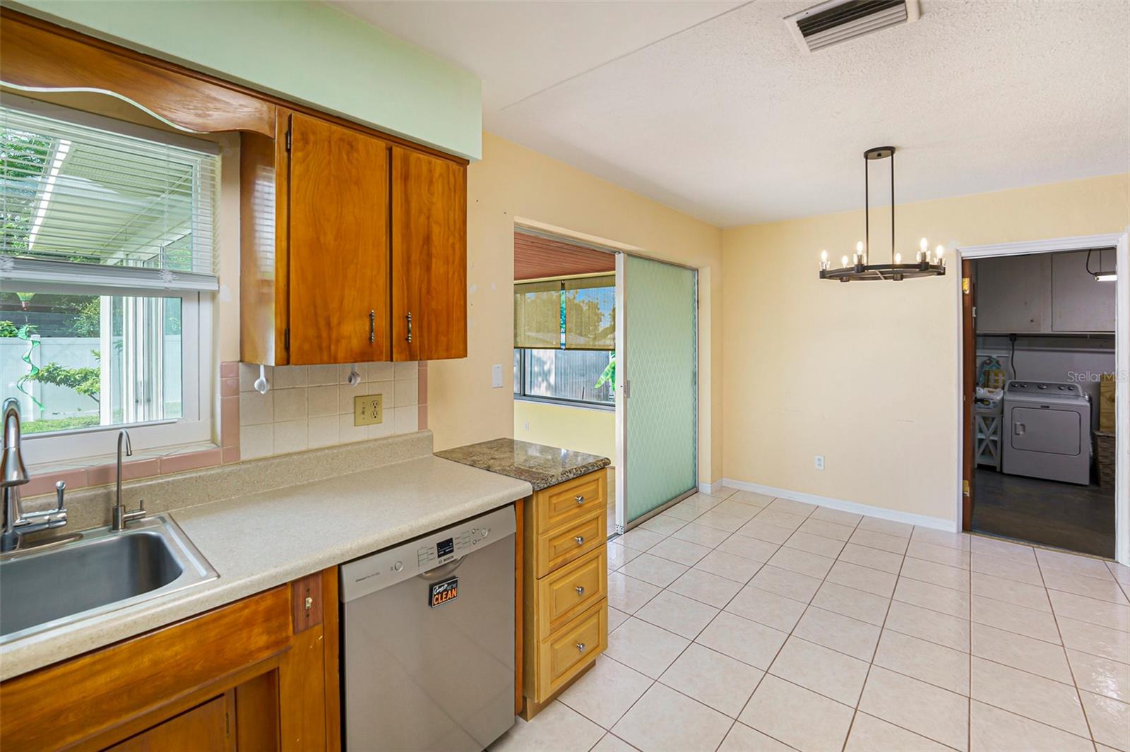 Listing photo id 9 for 5216 30th Avenue N