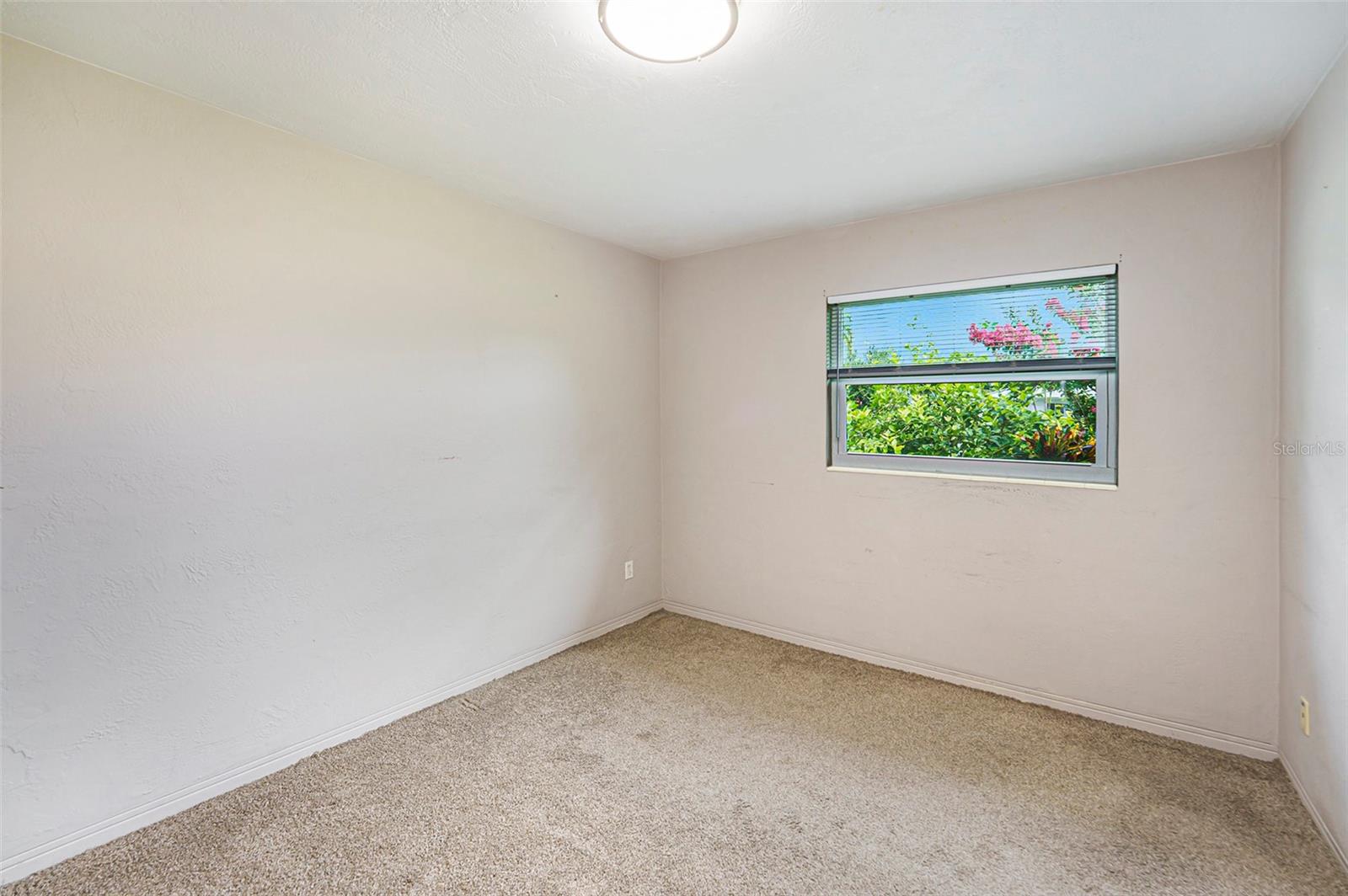 Listing photo id 16 for 5216 30th Avenue N