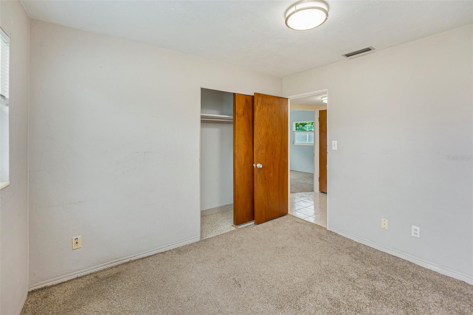 Listing photo id 18 for 5216 30th Avenue N
