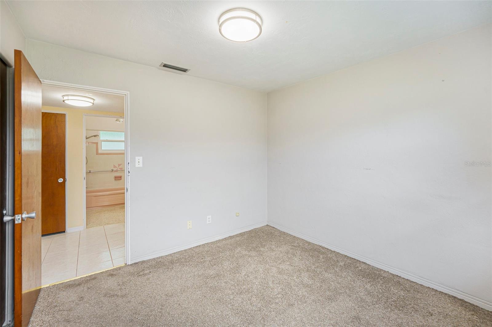 Listing photo id 19 for 5216 30th Avenue N