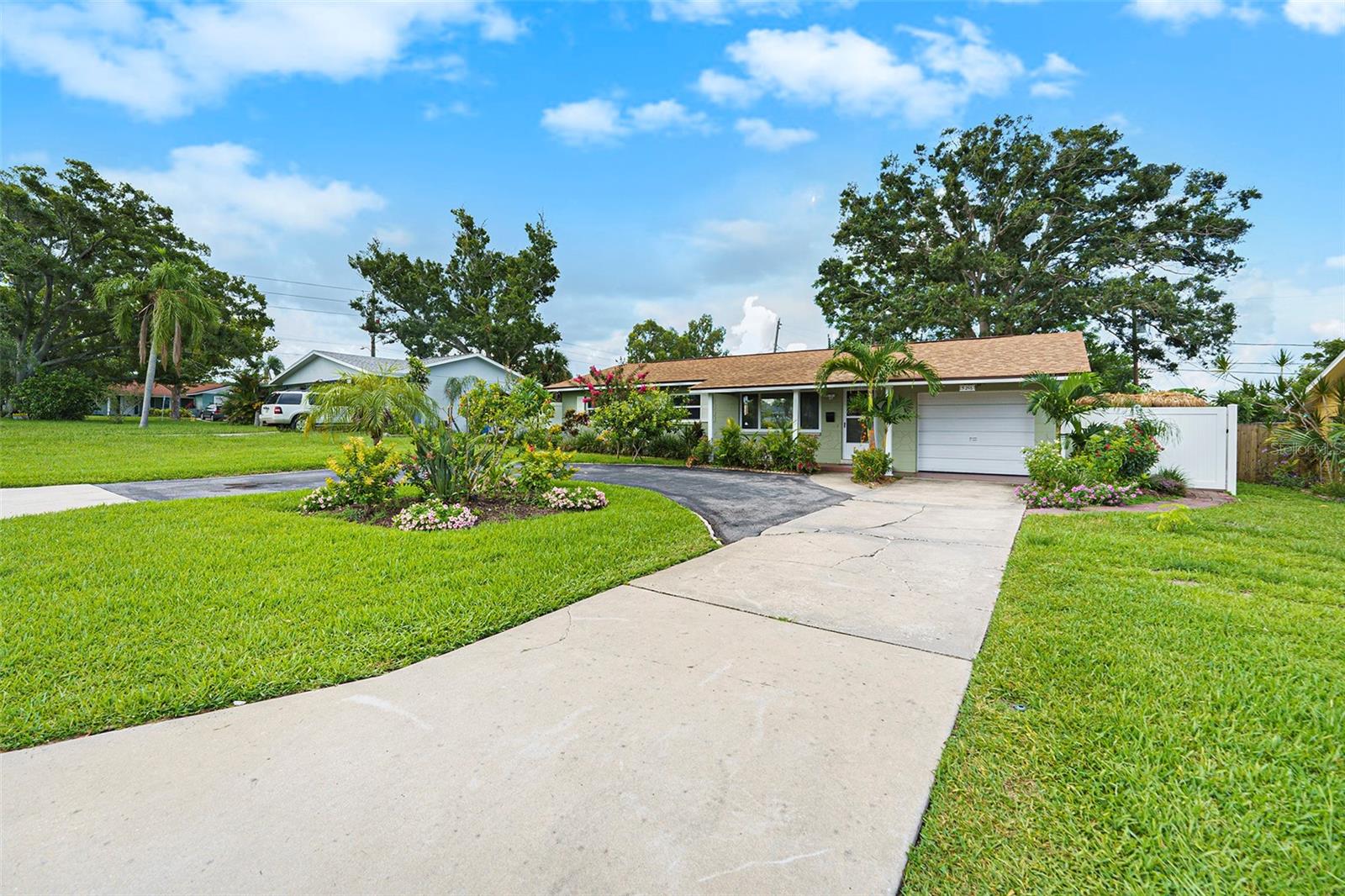 Listing photo id 1 for 5216 30th Avenue N