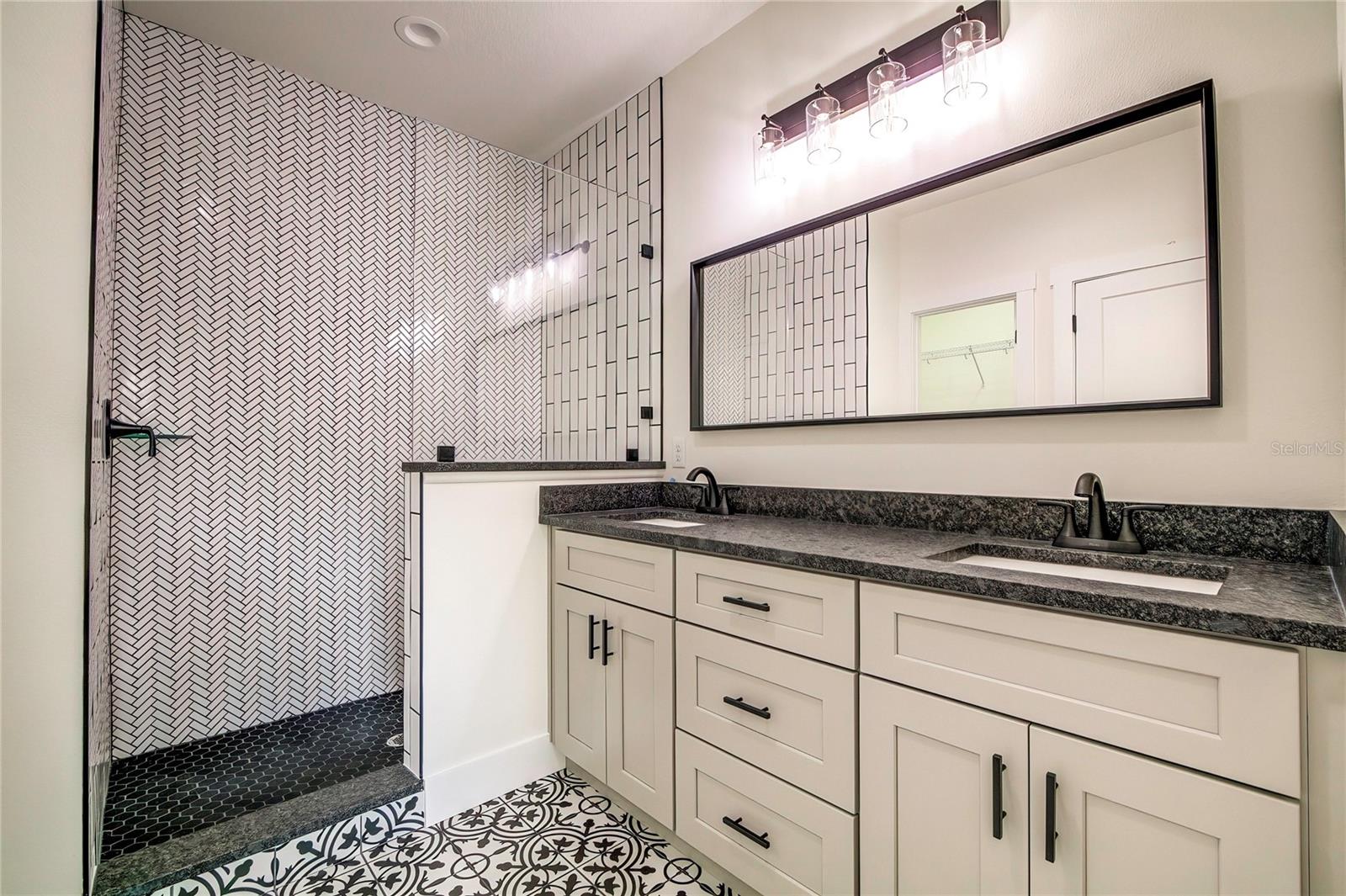 Image 16 of 41 For 2222 Clark Street