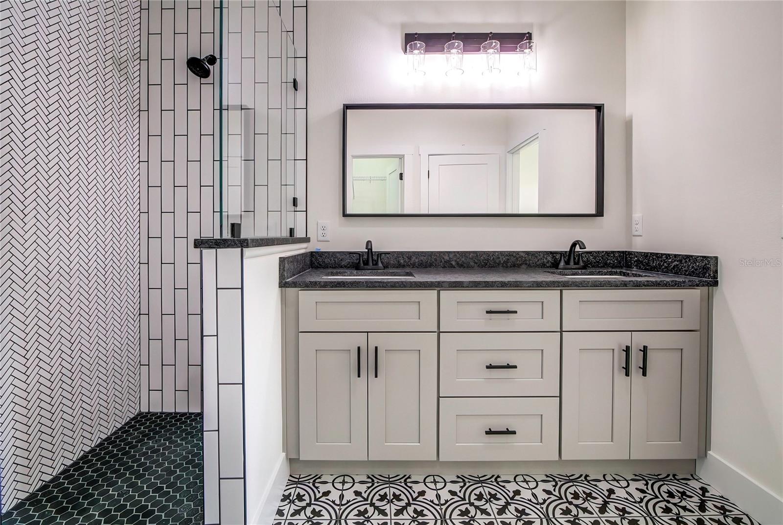 Image 17 of 41 For 2222 Clark Street