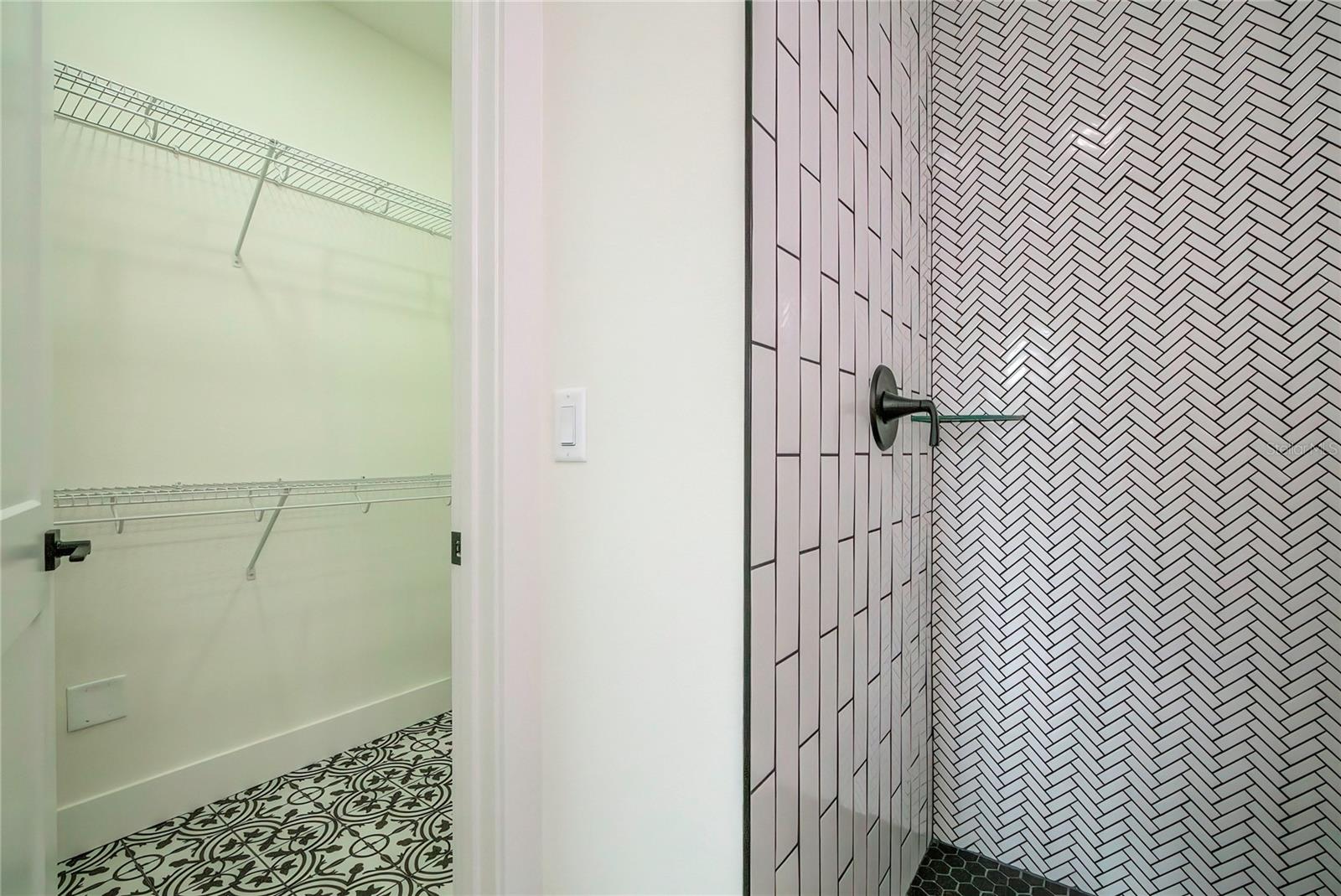 Image 18 of 41 For 2222 Clark Street