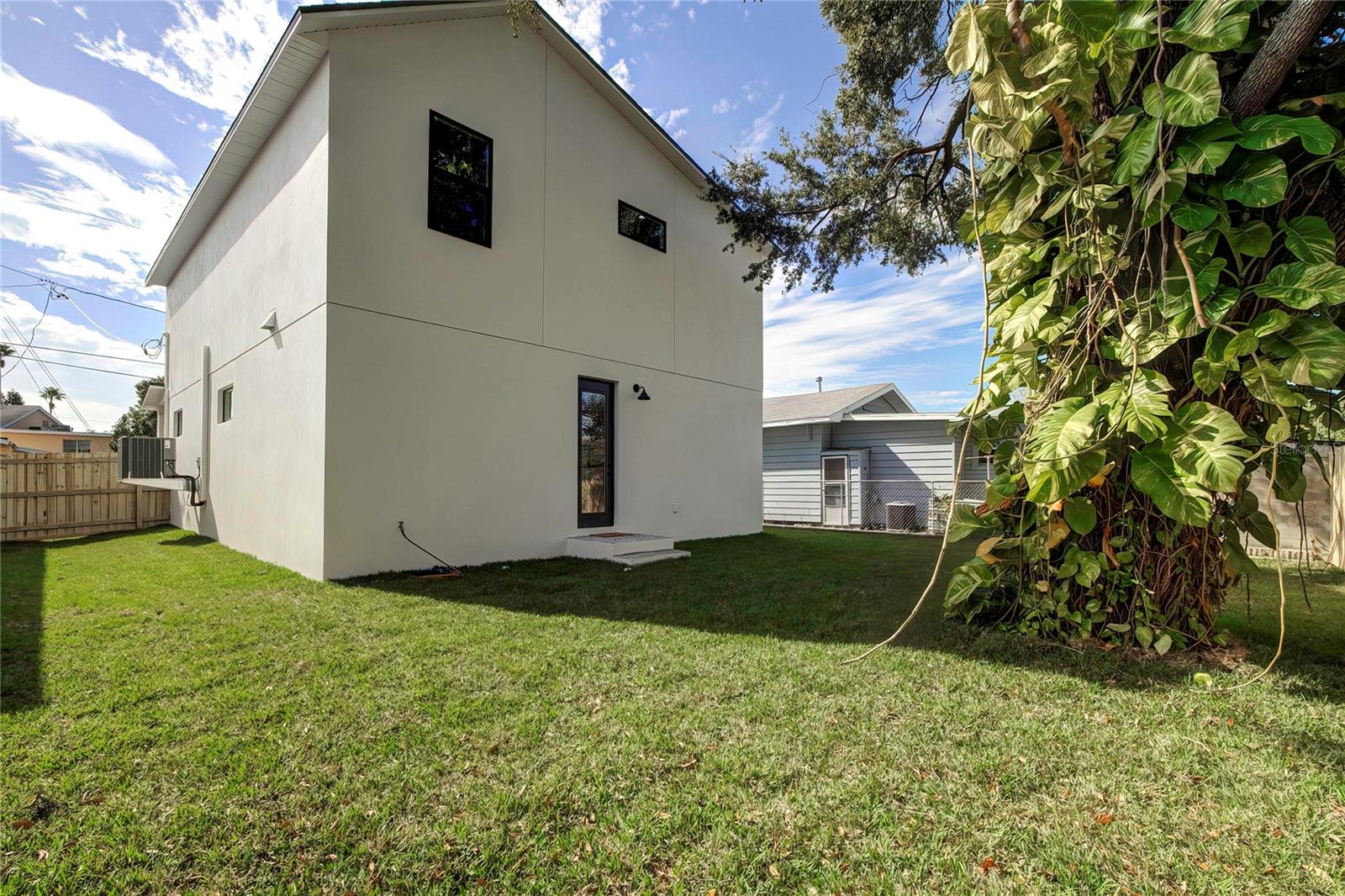 Image 2 of 41 For 2222 Clark Street