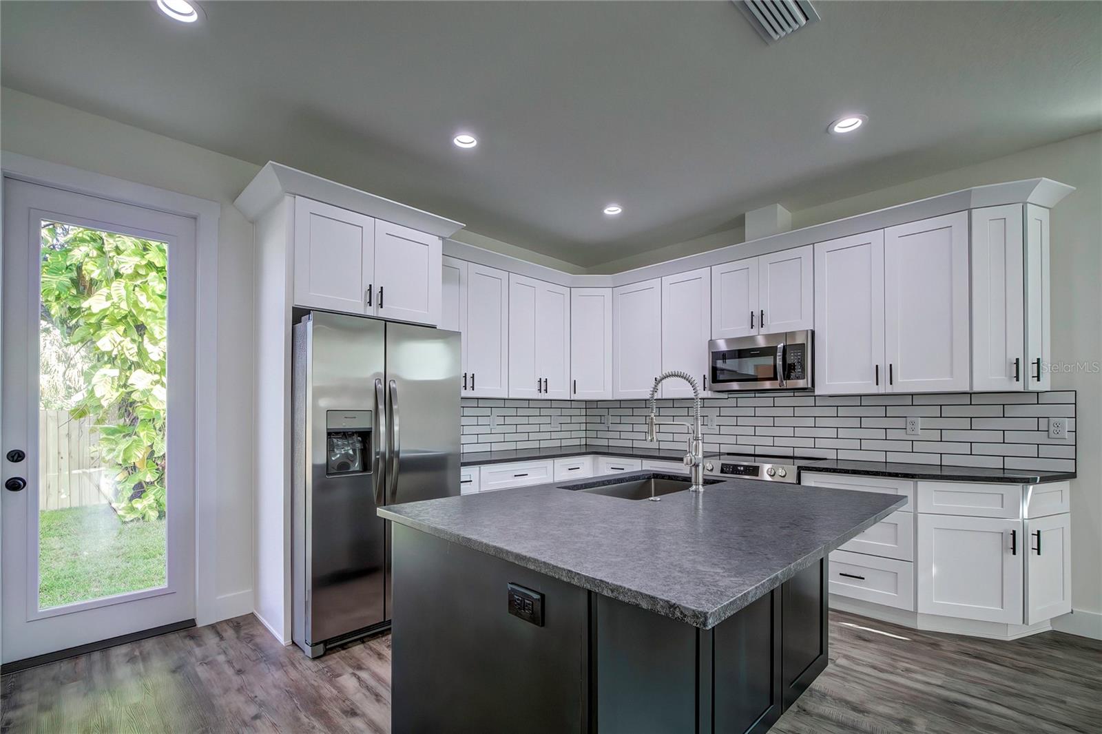 Image 9 of 41 For 2222 Clark Street