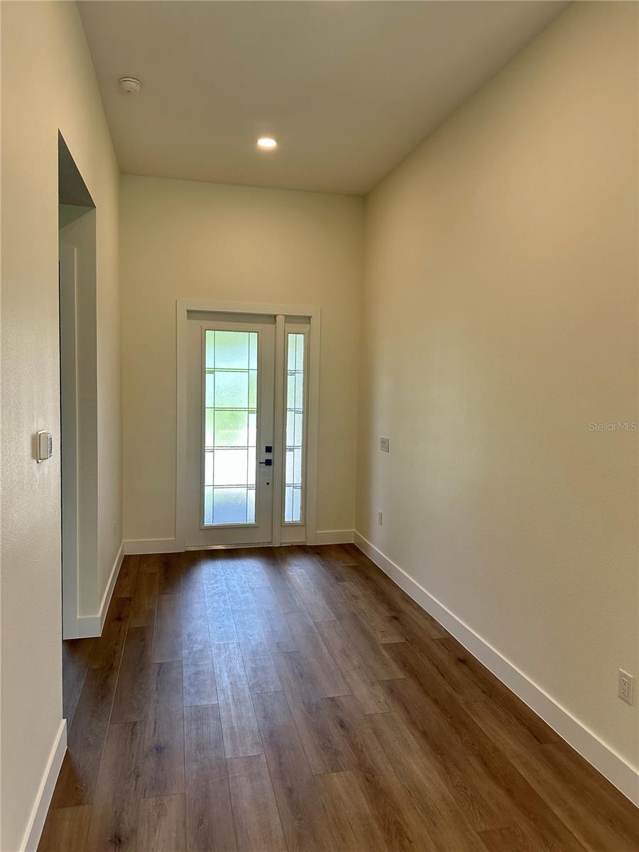 Listing photo id 12 for 107 Bebb Court
