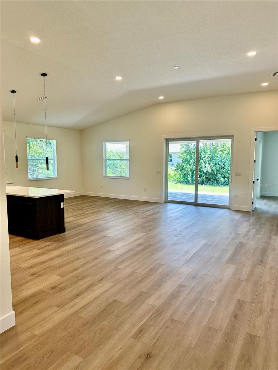 Listing photo id 13 for 107 Bebb Court