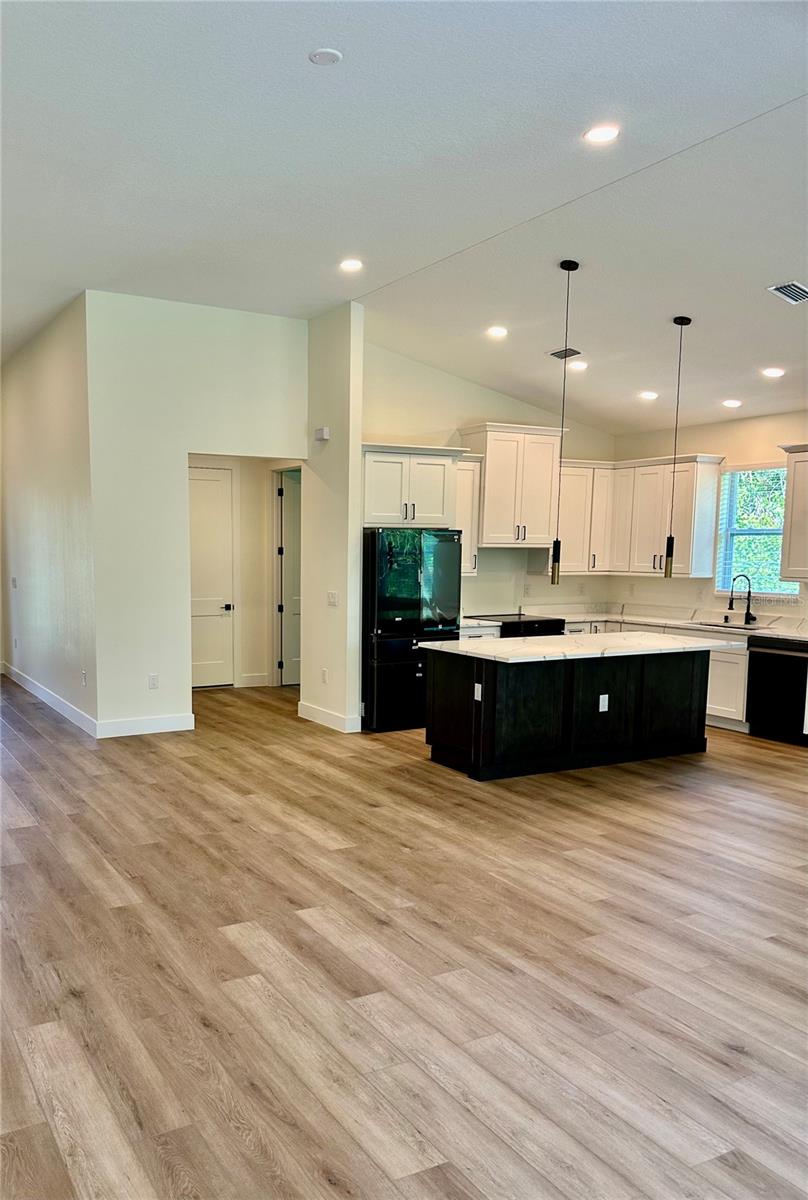 Listing photo id 14 for 107 Bebb Court