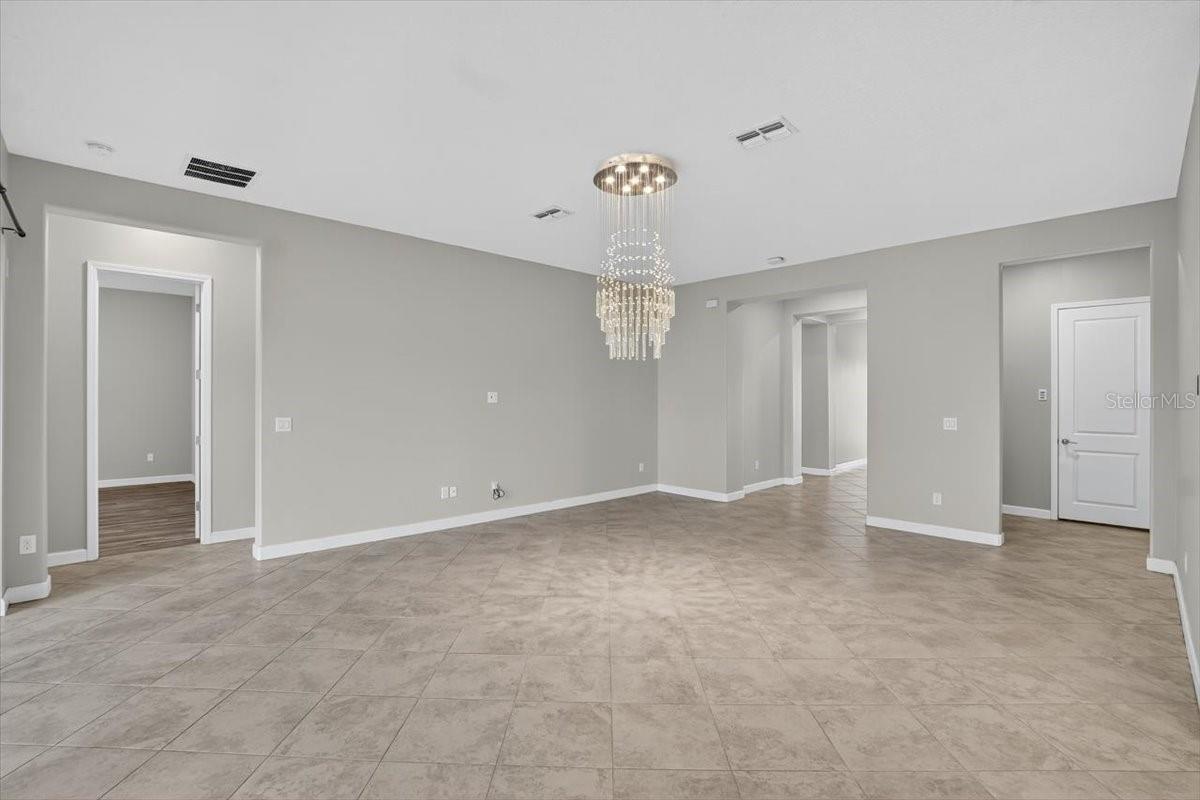 Listing photo id 11 for 2781 Hilliard Drive
