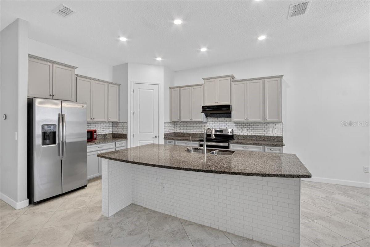 Listing photo id 15 for 2781 Hilliard Drive